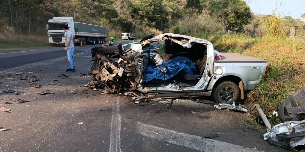 Motorista da caminhonete morreu no local