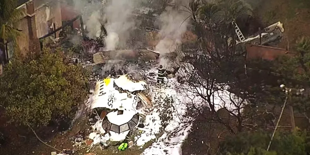 Avião ficou destruído após a queda; acidente aconteceu em Vinhedo, São Paulo