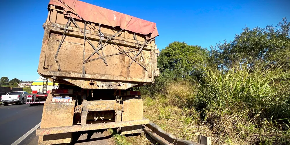 Veículos colidiram contra o guard rail da rodovia