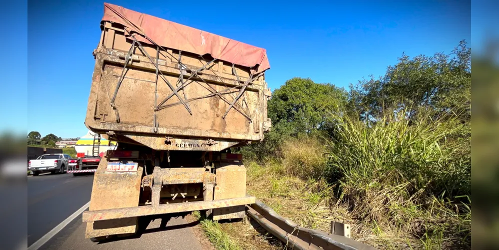 Veículos colidiram contra o guard rail da rodovia