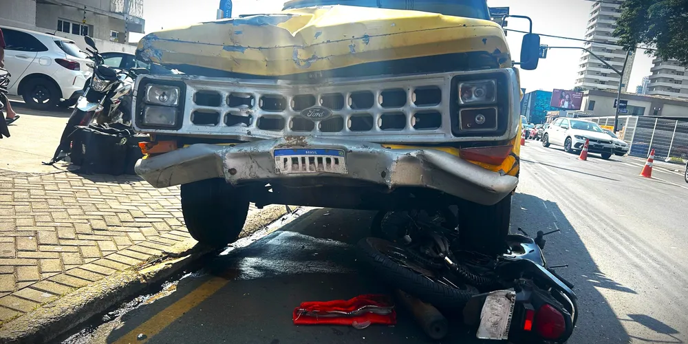 Uma das motocicletas parou na parte de baixo do carro