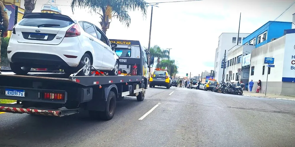 Veículo foi guinchado pela Polícia Militar