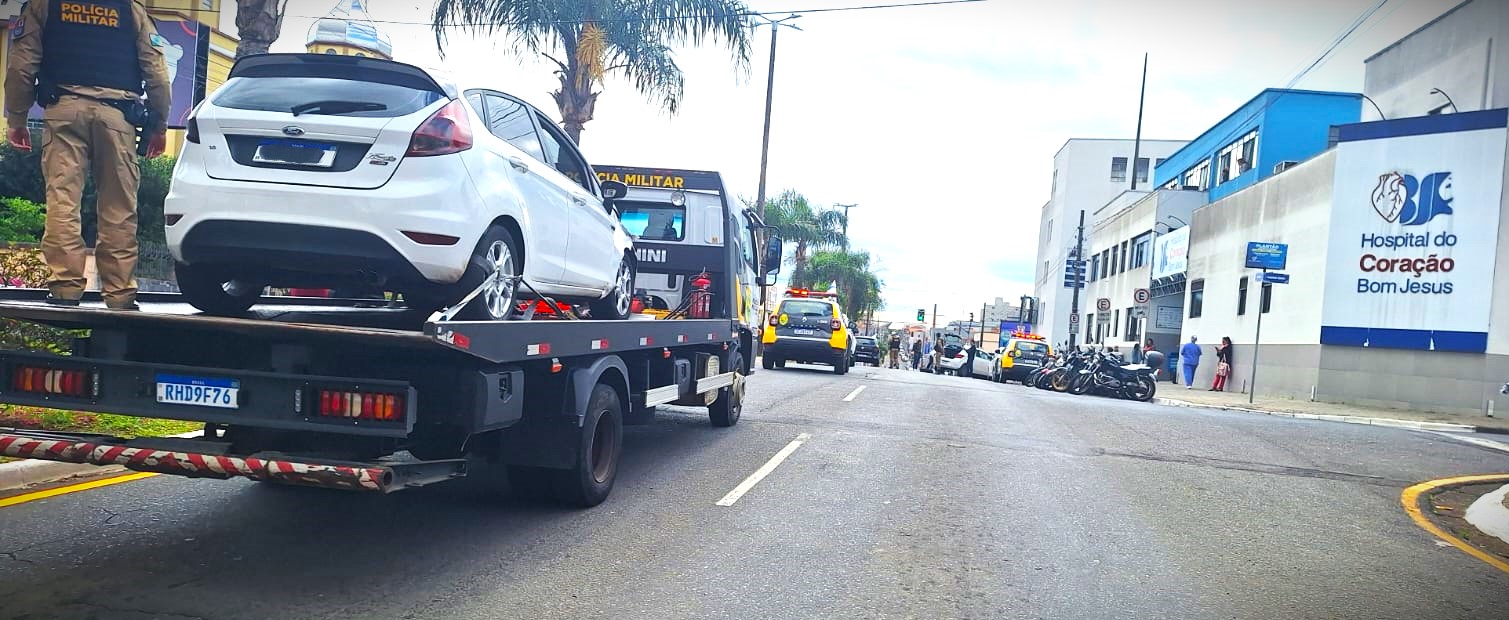 Veículo foi guinchado pela Polícia Militar