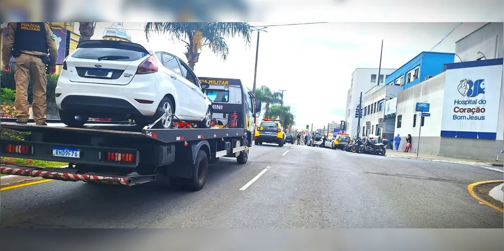 Veículo foi guinchado pela Polícia Militar