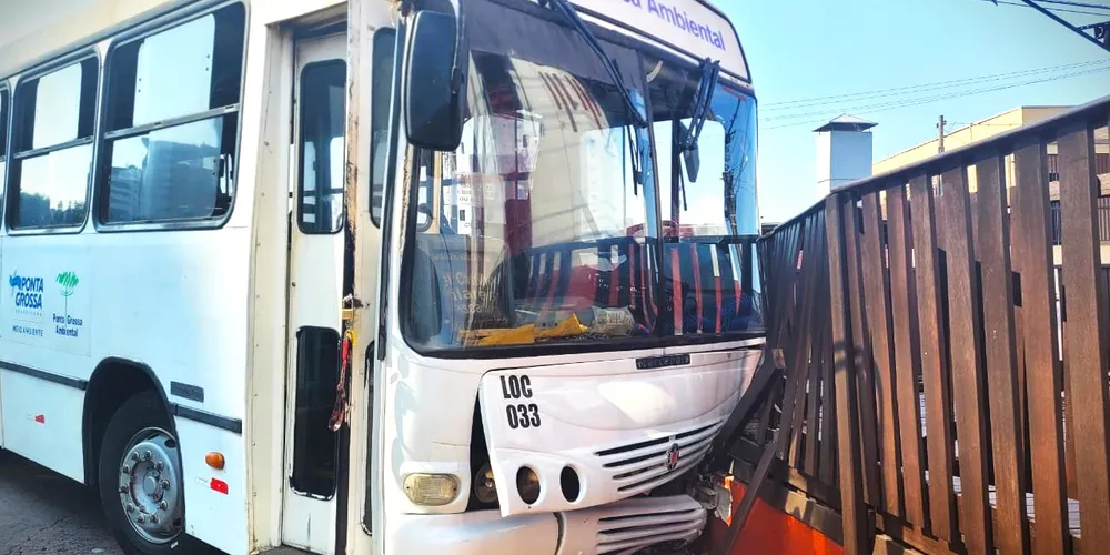Ônibus ficou com a parte da frente danificada