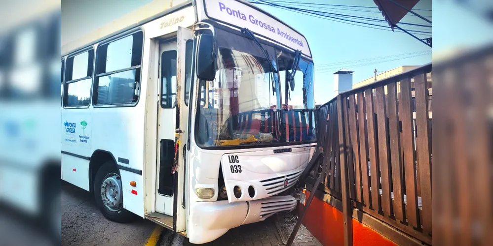 Ônibus ficou com a parte da frente danificada