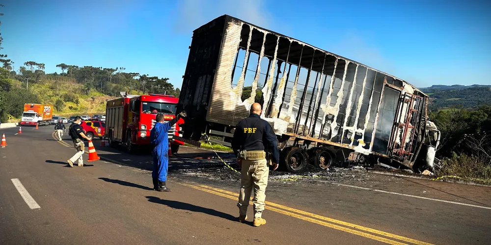 Rodovia ficou interditada com o acidente de trânsito