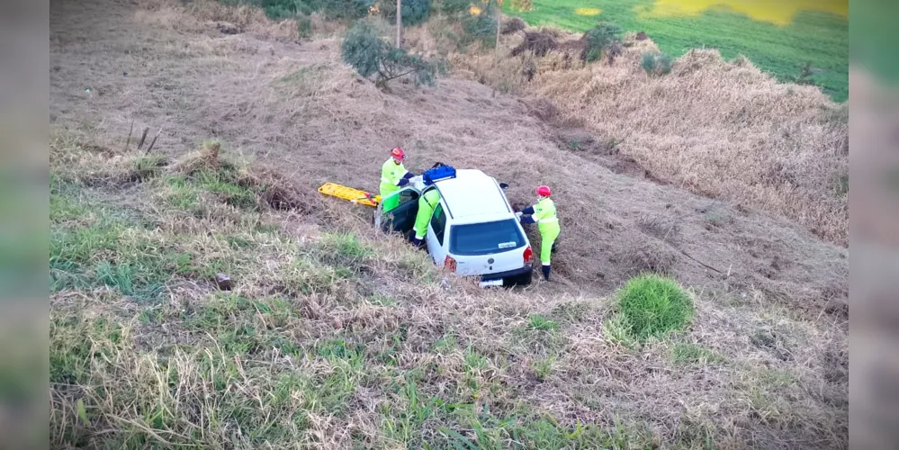 Veículo Gol saiu à margem à direita da rodovia, quando caiu numa ribanceira