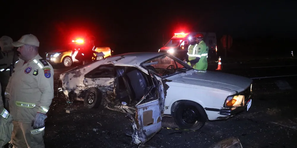 Veículo Corcel ficou praticamente destruído com o acidente