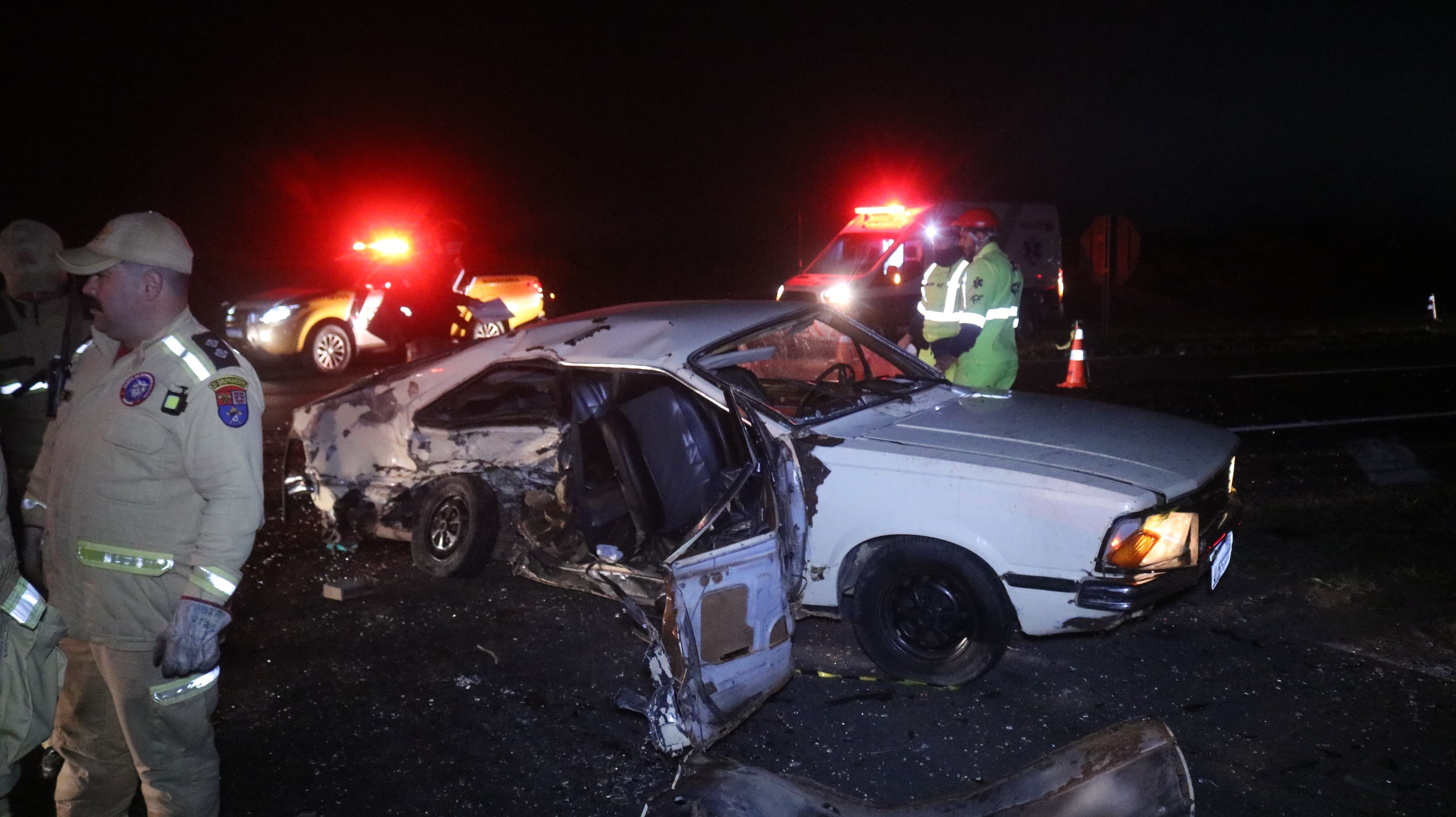 Veículo Corcel ficou praticamente destruído com o acidente