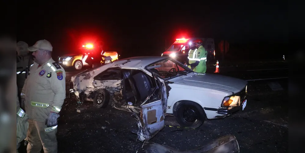 Veículo Corcel ficou praticamente destruído com o acidente