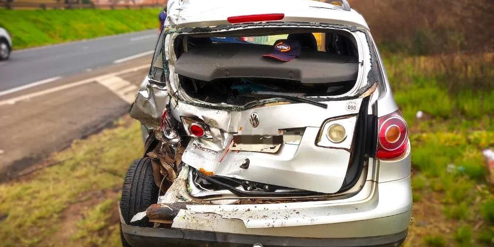 Acidente deixou um dos carros bastante danificado