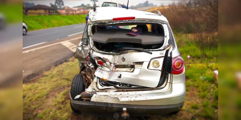 Acidente deixou um dos carros bastante danificado