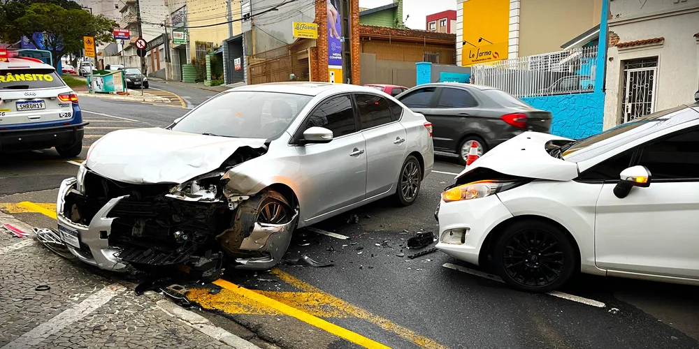 Colisão frontal aconteceu nas proximidades do Ambulatório da UEPG