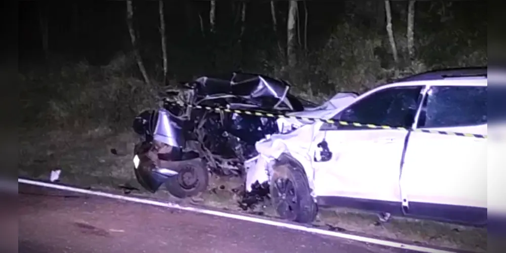 Colisão frontal aconteceu entre um Fiat Palio e um Fiat Toro