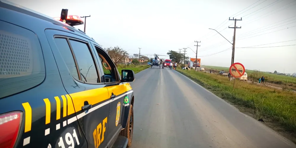 Equipe da Polícia Rodoviária Federal esteve no local do acidente