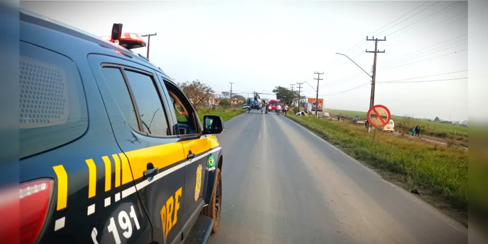 Equipe da Polícia Rodoviária Federal esteve no local do acidente