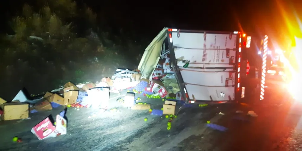 Parte da carga de maçãs caiu na pista, interditando o local