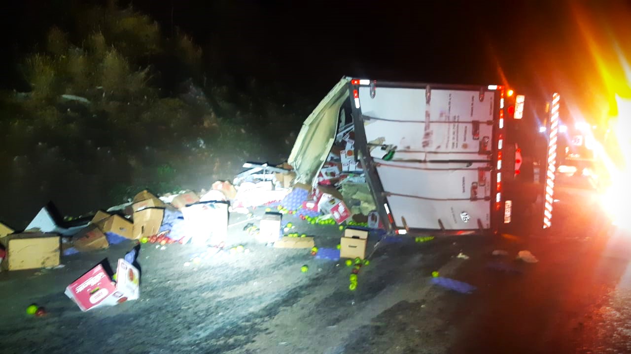 Parte da carga de maçãs caiu na pista, interditando o local