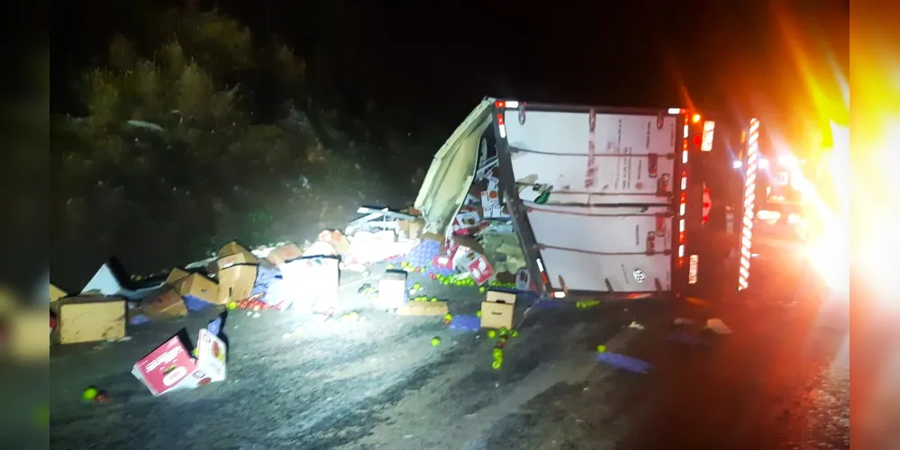 Parte da carga de maçãs caiu na pista, interditando o local