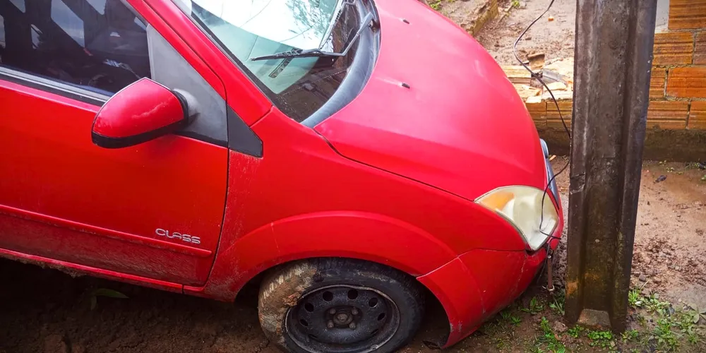 Ford/Fiesta acertou o muro de uma casa, no bairro Lagoa