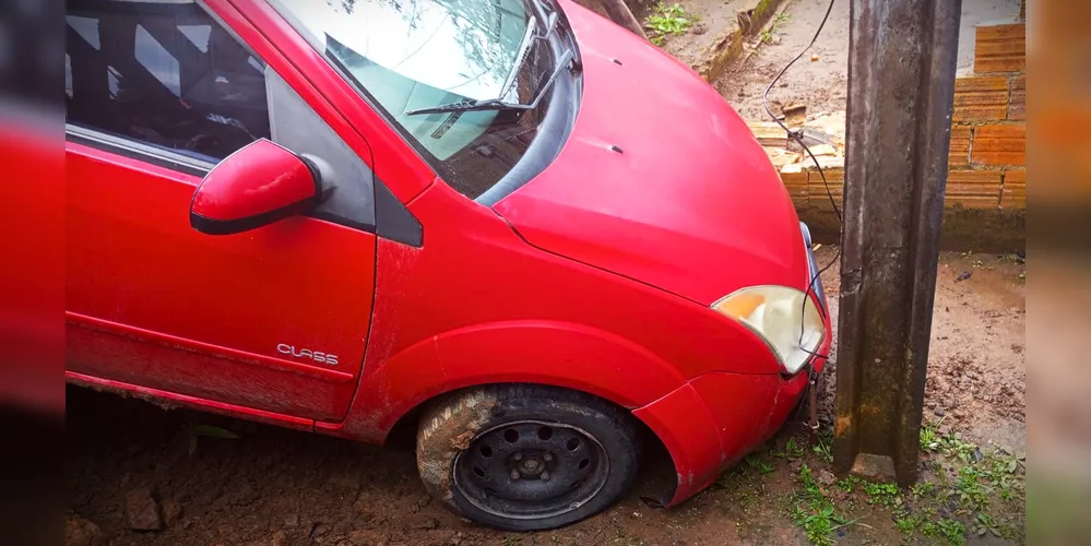 Ford/Fiesta acertou o muro de uma casa, no bairro Lagoa