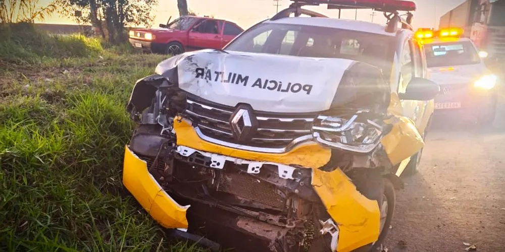 Viatura da Polícia Militar ficou danificada na parte da frente