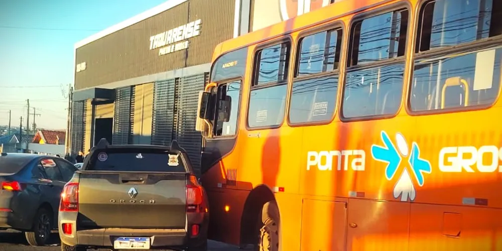 Colisão aconteceu na tarde desta segunda-feira (22)