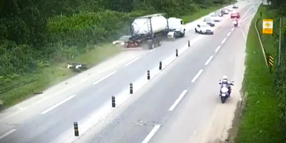 Câmera de monitoramento flagrou o momento dos acidentes