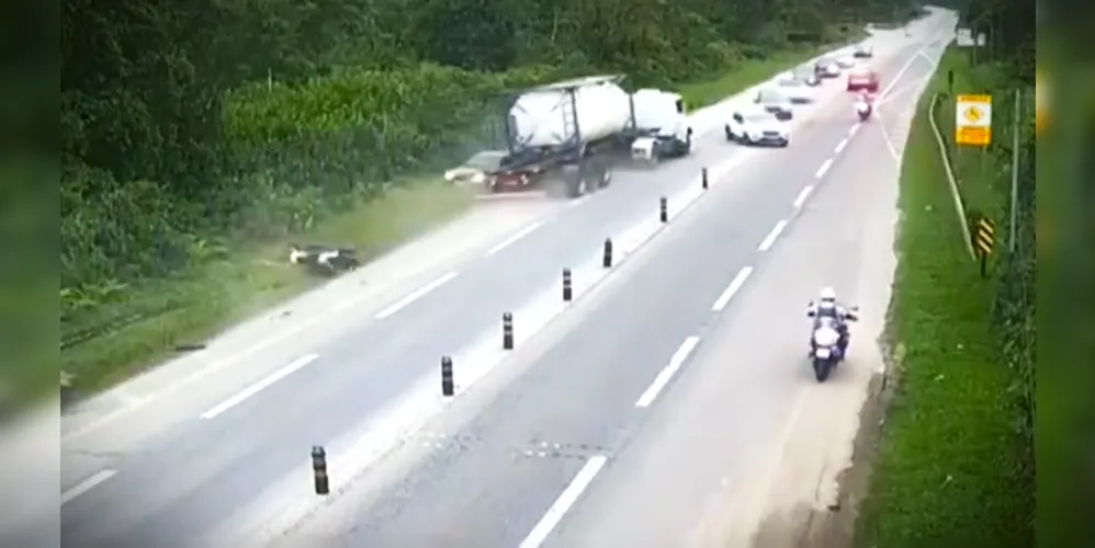 Câmera de monitoramento flagrou o momento dos acidentes