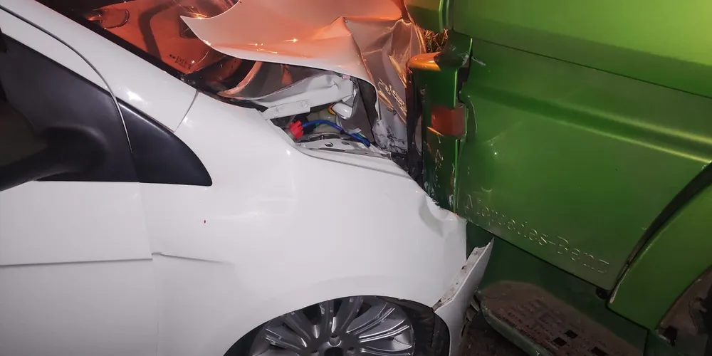 Carro colidiu com um caminhão na região do Contorno