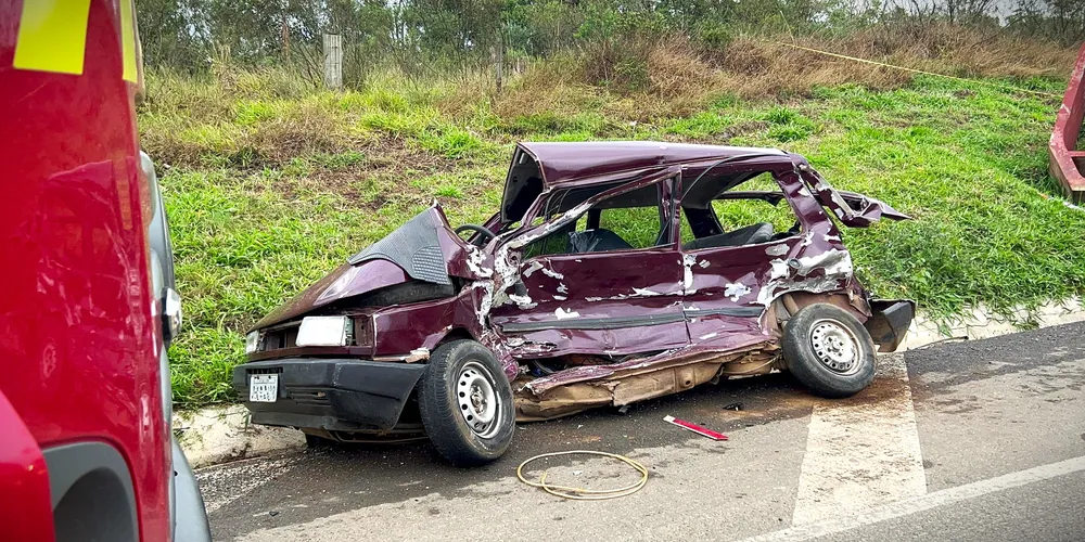 Veículo ficou destruído com o acidente de trânsito