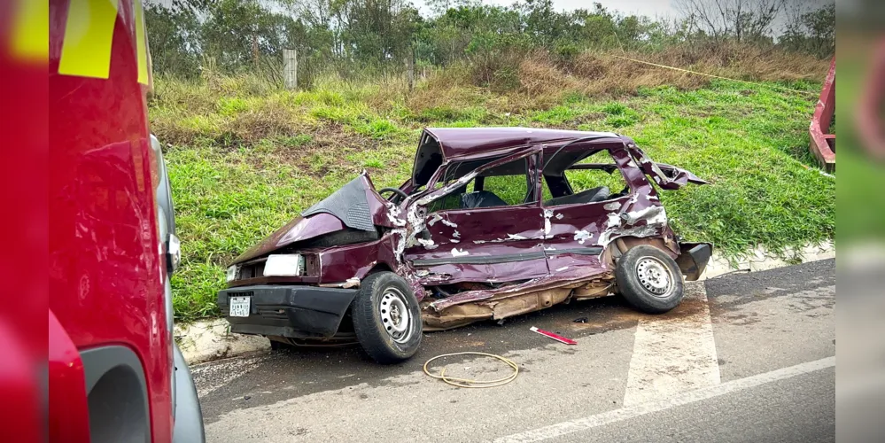 Veículo ficou destruído com o acidente de trânsito