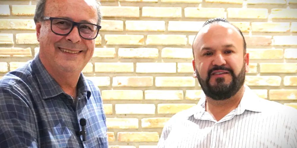 Ary Carneiro Junior e Claudiomir Oliveira (à direita) disputarão a cadeira do Poder Executivo