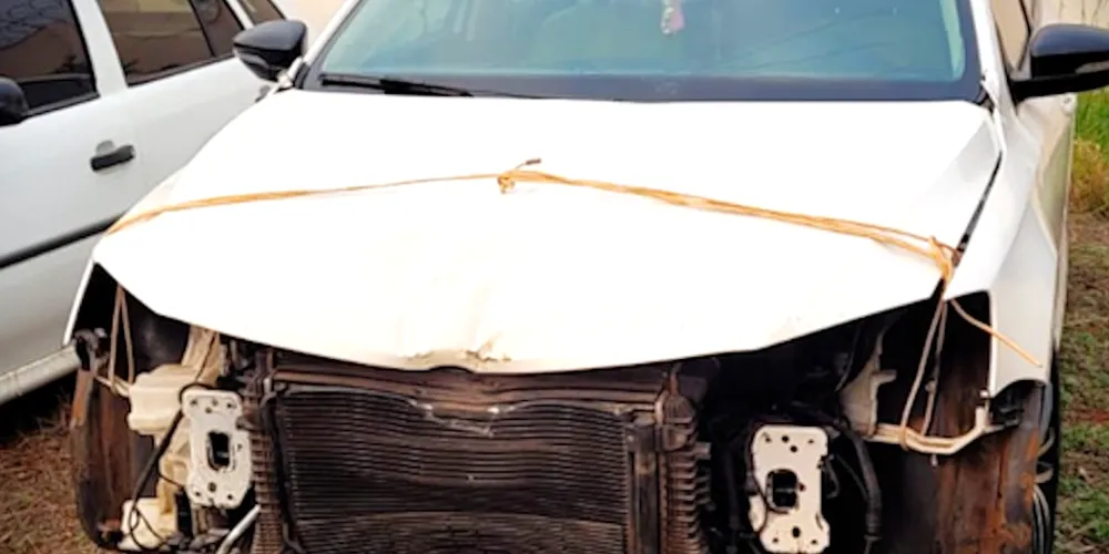 Veículo modelo Jetta ficou danificado após a colisão contra a motocicleta