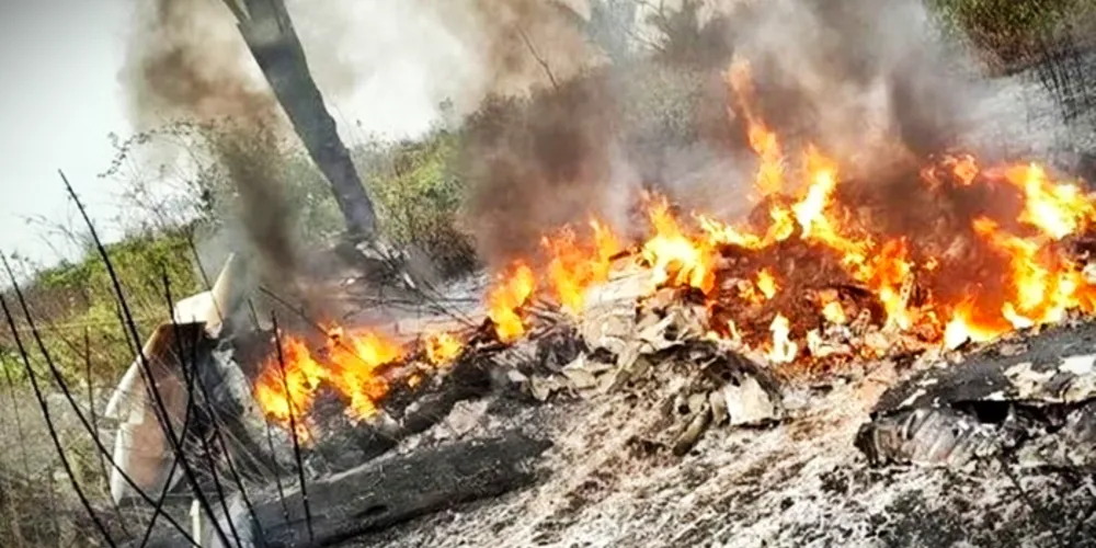 Avião ficou destruído com a queda, nesta quinta-feira (15)