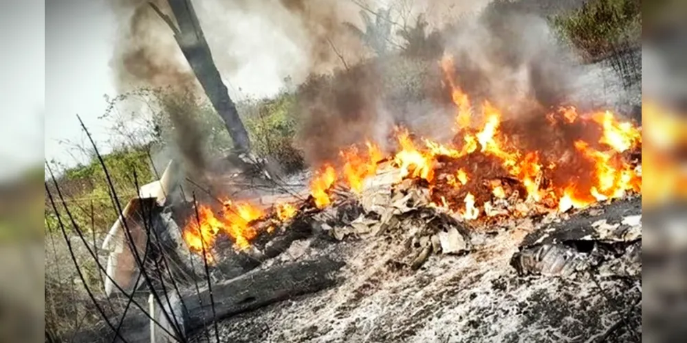 Avião ficou destruído com a queda, nesta quinta-feira (15)