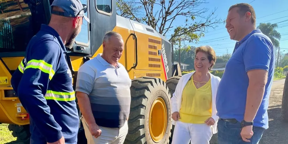 Paulo Balansin acompanha obras de asfalto novo em Ponta Grossa, junto de Elizabeth Schmidt
