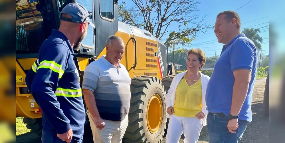 Paulo Balansin acompanha obras de asfalto novo em Ponta Grossa, junto de Elizabeth Schmidt