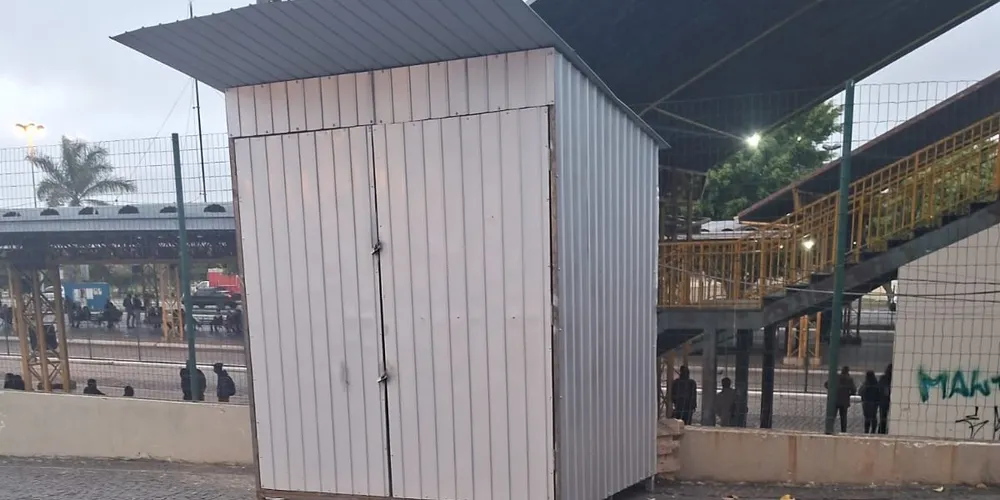 Uma das bancas foi construída em cima do piso tátil para deficientes visuais