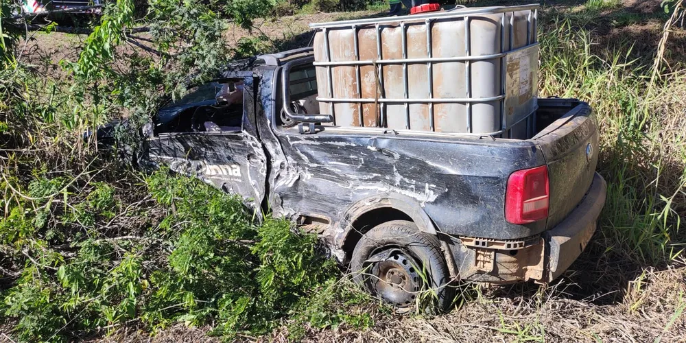 Condutor da VW Saveiro teve ferimentos leves e foi levado para um hospital