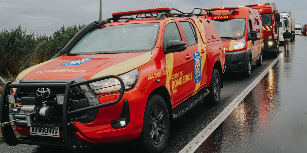 Equipes do Corpo de Bombeiros foram acionadas para a colisão