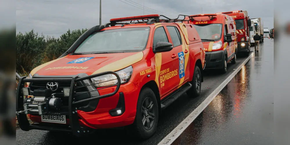 Equipes do Corpo de Bombeiros foram acionadas para a colisão