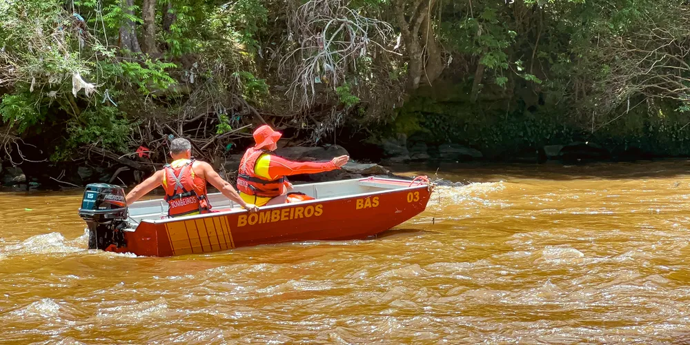 Buscas tem a participação de mergulhadores aquáticos