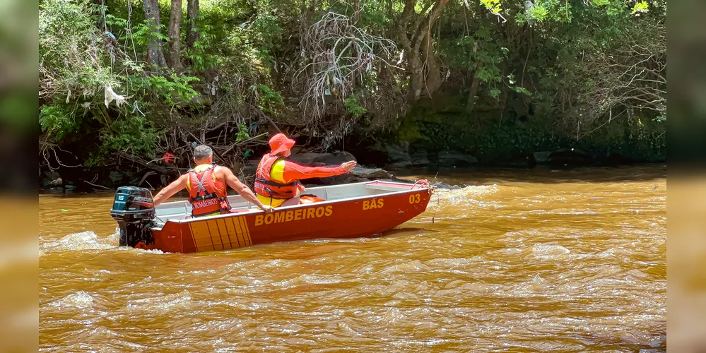 Buscas tem a participação de mergulhadores aquáticos