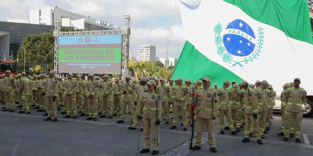 Governador Carlos Massa Ratinho Jr participa da formatura de 419 bombeiros militares