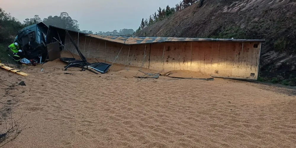 Carreta tomba na BR-373 e interdita a rodovia nesta quinta-feira (12)