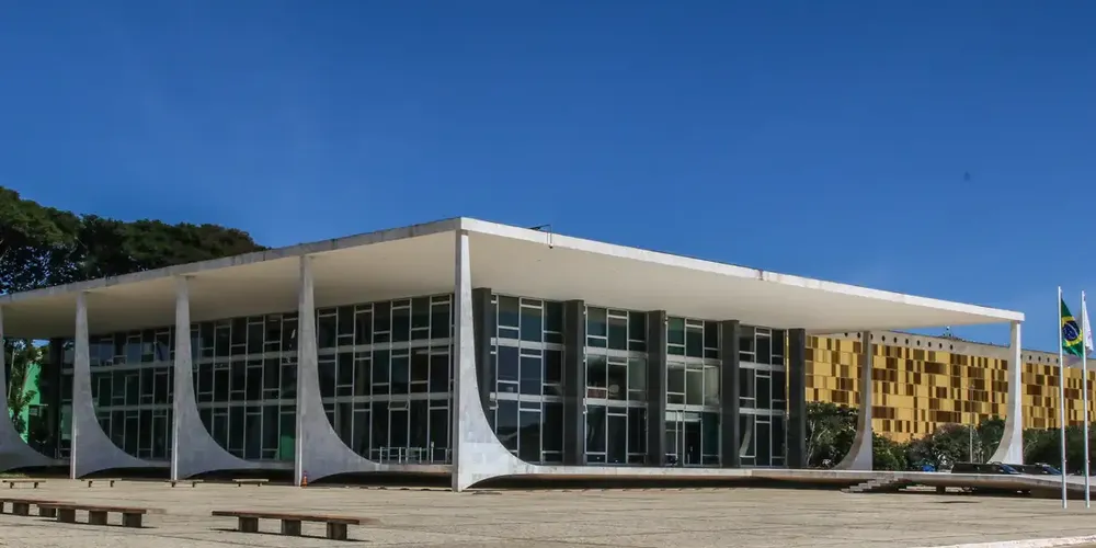 As entidades alegaram que a norma municipal invadiu a competência do Congresso Nacional para estabelecer as diretrizes da educação