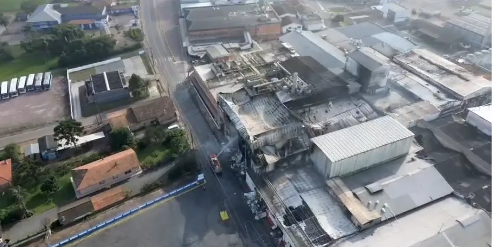 O fogo no frigorífico da fábrica começou por volta da 01 hora de quinta-feira (01 de agosto)