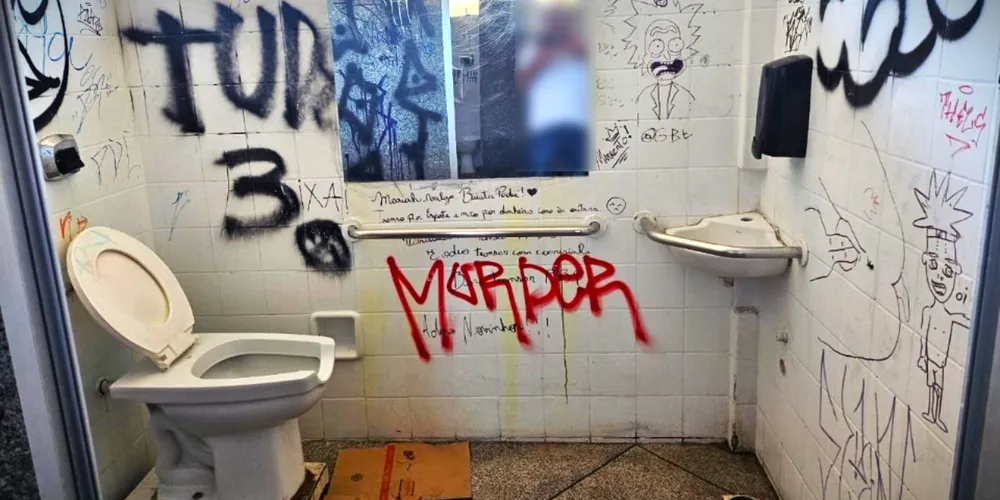 Banheiro do Terminal Central está pichado, também, com palavras e imagens de baixo calão